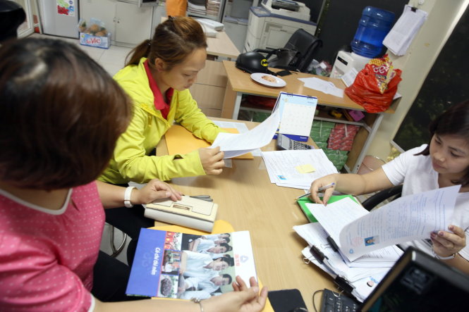 Nhận hồ sơ tuyển sinh lớp 6 ở một trường tại Hà Nội - Ảnh: Bình Minh