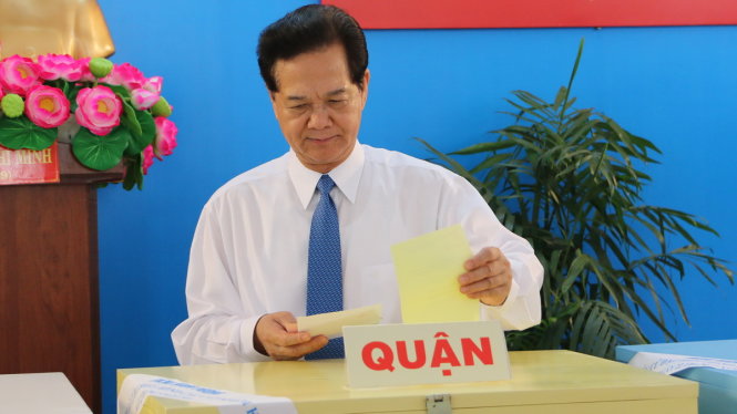 Nguyên Thủ tướng Nguyễn Tấn Dũng bỏ phiếu - Ảnh: Hữu Khoa