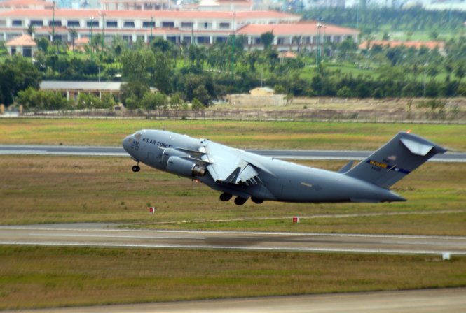 Sau khi vận chuyển các trang thiết bị xuống sân bay Tân Sơn Nhất chiếc máy bay vận tải C17 di chuyển về căn cứ - Ảnh: HỮU KHOA