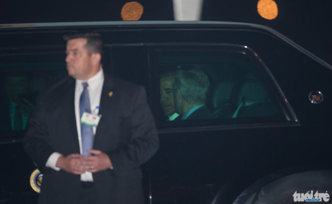 Tổng thống Obama trò chuyện với Đại sứ Mỹ Ted Osius trên xe từ sân bay về khách sạn - Ảnh: VIỆT DŨNG