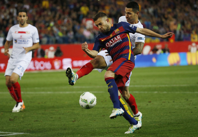 Tình huống dẫn đến bàn thắng mở tỉ số của Alba. Ảnh: Reuters