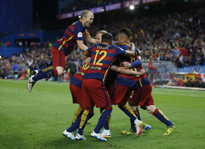 Các cầu thủ Barca ăn mừng bàn thắng vào lưới Sevilla. Ảnh: Reuters