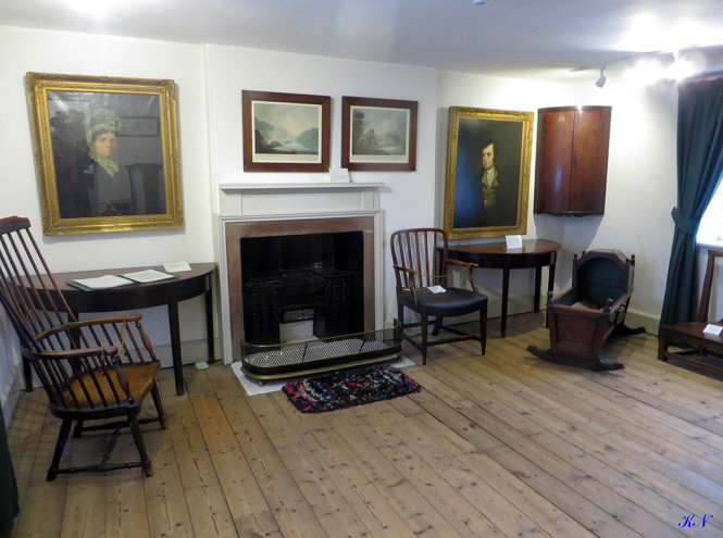 Bên trong phòng khách của căn nhà Robert Burns, nay trở thành viện bảo tàng, treo chân dung Robert Burns và vợ là Jean Armour