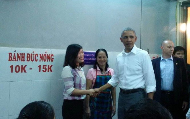 Tổng thống Obama bắt tay chào các nhân viên của quán Hương Liên ngay khi vào quán - Ảnh: Linh Giang