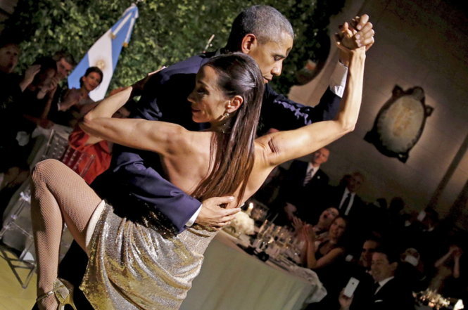Ông Obama nhảy tango cùng vũ công Argentina - Ảnh: Reuters