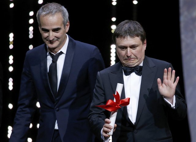 Olivier Asssayas và Cristian Mungiu chia nhau giải Đạo diễn xuất sắc