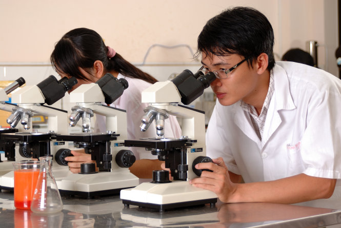 Sinh viên ngành công nghệ thực phẩm Trường ĐH Công nghệ Sài Gòn thực hành tại phòng thí nghiệm. Ảnh: ST