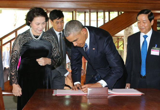 Tổng thống Barack Obama ghi lưu niệm khi tới thăm nhà sàn Bác Hồ - Ảnh: TTXVN