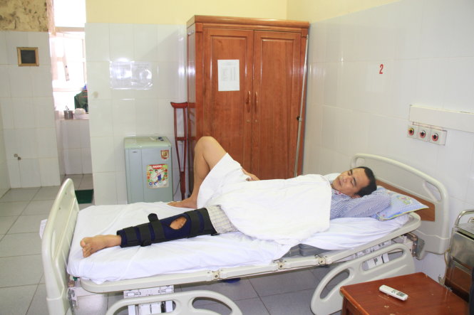 Nạn nhân Lâm Văn Thành đang được điều trị tại Bệnh viện Đa khoa Quảng Ninh - Ảnh: Đ.Hiếu