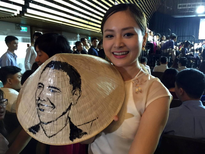 Diễn viên Lan Phương đem đến chương trình một chiếc nón vẽ hình Tổng thống -Ảnh: Như Bình