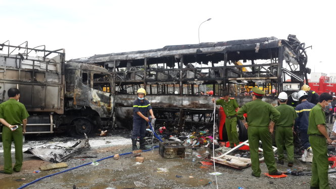 Hiện trường vụ tai nạn giao thông khiến 13 người chết xảy ra lúc 4g15 ngày 22-5 trên quốc lộ 1 thuộc thị trấn Thuận Nam, huyện Hàm Thuận Nam, Bình Thuận - Ảnh: Nguyễn Nam