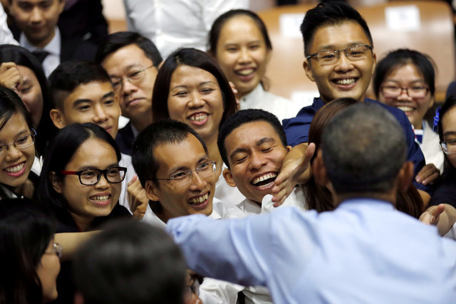 Ông Obama bắt tay các bạn trẻ trước khi rời đi - Ảnh: Reuters