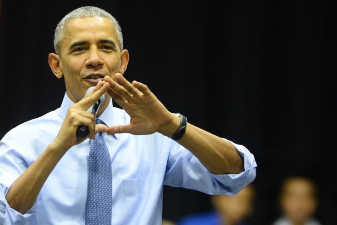 Ông Obama đưa hai bàn tay tạo thành ký hiệu trái tim - Ảnh: THUẬN THẮNG