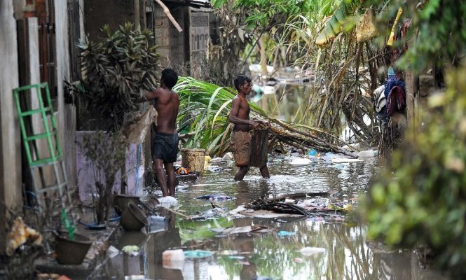 Người dân Sri Lanka dọn dẹp nhà cửa sau khi lũ rút tại Kolonnawa thuộc vùng ngoại ô Colombo - Ảnh: AFP