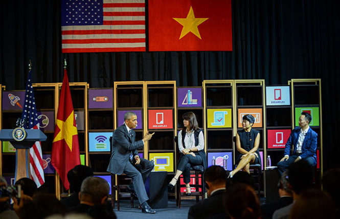 Tổng thống Obama trao đổi về khởi nghiệp với bà Lê Hoàng Uyên Vy (giám đốc quản lý Adayroi.com) và các doanh nghiệp trẻ Việt Nam - Ảnh: Thuận Thắng