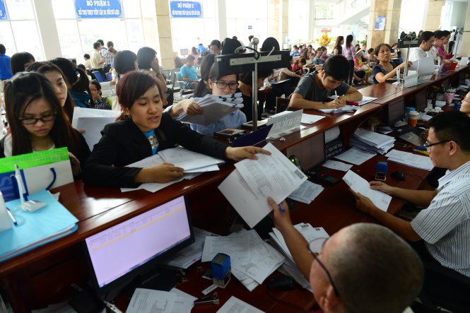 Doanh nghiệp làm thủ tục thuế tại Cục Thuế TP.HCM - Ảnh: Quang Định