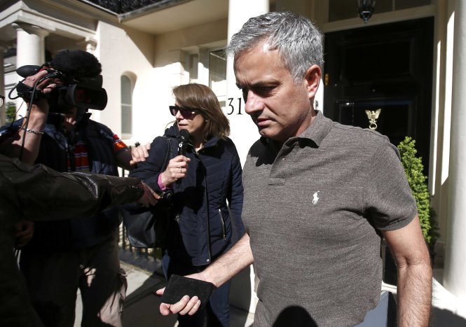 Mourinho bị các phóng viên theo sát khi ra khỏi nhà ở London - Ảnh: Reuters