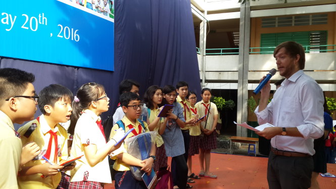 Học sinh Trường THCS Phan Tây Hồ trong một trò chơi với giáo viên bản ngữ tại Ngày hội vui với tiếng Anh - Ảnh: Mỹ Dung