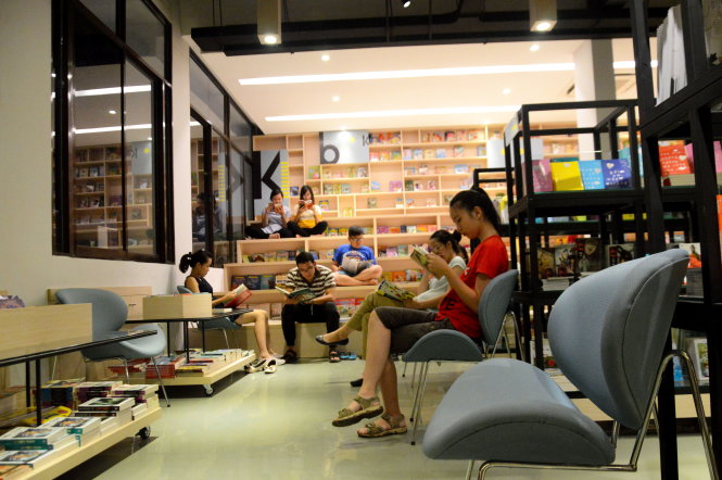 Chỗ ngồi được đặt cạnh các giá sách khiến nhà sách trở thành như thư viện - Ảnh: C.Tiên