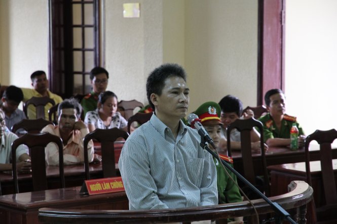 Bị cáo Lê Văn Hùng đứng trả lời hội đồng xét xử trong phiên tòa sáng 27-5 - Ảnh: H.T