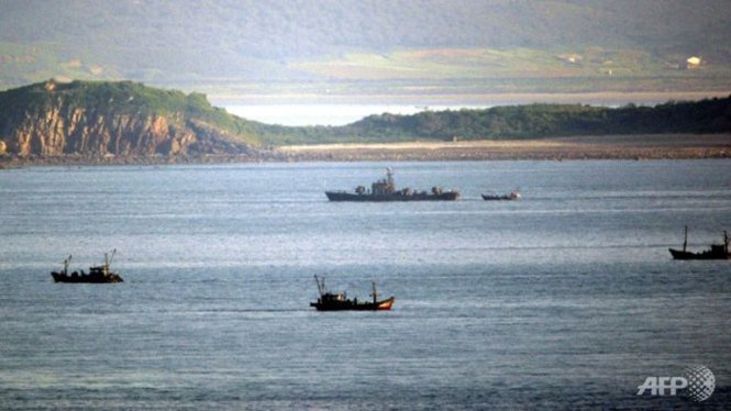 Tàu hải quân và tàu cá Triều Tiên tại vùng biển tranh chấp gần đảo Yeonpyeong do Hàn Quốc kiểm soát - Ảnh: AFP