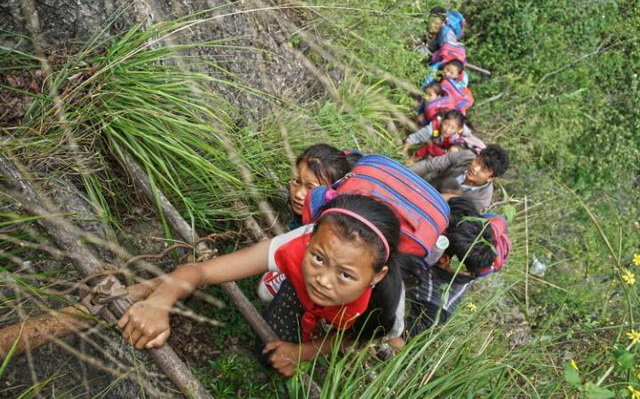 Thường để đến trường, các em mất 1-2 tiếng đồng hồ - Ảnh: Feature China / Barcroft Images