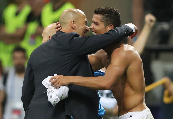 Niềm vui của Ronaldo (phải) và HLV Zidane sau khi Real Madrid đá bại Atletico Madrid để lên ngôi vô địch Champions League mùa này. Ảnh: Reuters