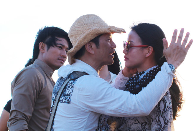 Bebe luôn là người để đạo diễn Dustin Nguyễn đem ra thị phạm cho Quý Bình - Minh Hằng với những cảnh tình cảm khó trên phim trường Bao giờ có yêu nhau                - Ảnh: ĐPCC