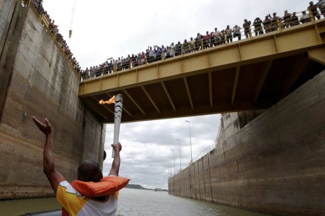 Đoàn rước đuốc Olympic Rio đi qua đập Sobradinho, bang Bahia, Brazil ngày 26-5 -  Ảnh: Reuters