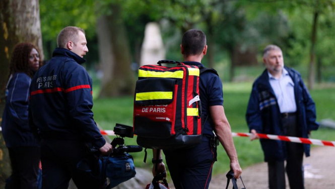 Lính cứu hỏa đến công viên ở Parc Monceau nơi xảy ra vụ sét đánh - Ảnh: AFP