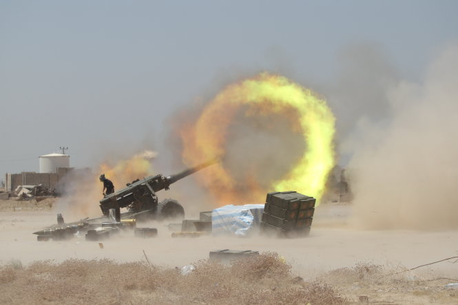 Dân quân Hồi giáo dòng Shiite bắn về phía lực lượng IS trong cuộc chiến giành lại Fallujah ngày 29-5 - Ảnh: Reuters