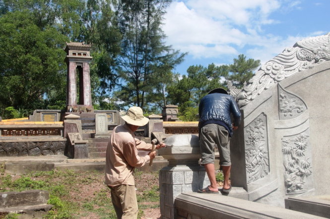 Ngôi mộ lấn chiếm trái phép trong khu di tích đang được tháo dỡ trong ngày 31-5 - Ảnh: Tuấn Anh