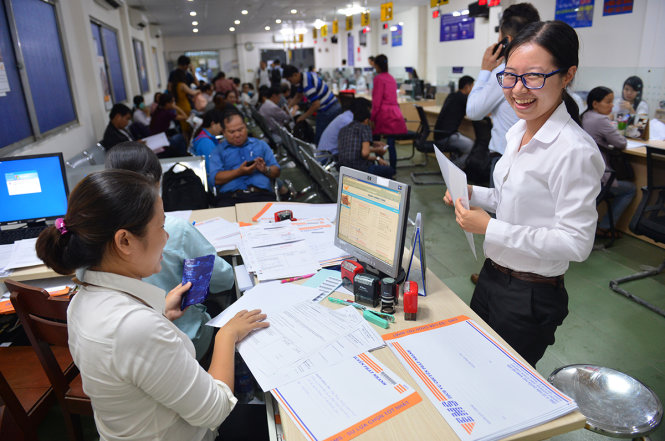 Thời gian qua, Sở Kế hoạch - đầu tư TP.HCM có nhiều thay đổi để rút ngắn thủ tục đăng ký kinh doanh. Trong ảnh: một đại diện doanh nghiệp đến làm thủ tục tại quầy dịch vụ mới - trả hồ sơ qua bưu điện, tại sở này chiều 30-5 - Ảnh: QUANG ĐỊNH