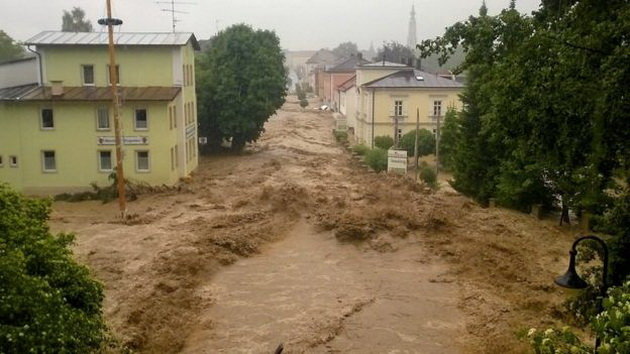 Nước chảy cuồn cuộn ở thị trấn Simbach, Đức - Ảnh: EPA