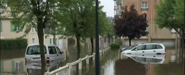 Xe hơi bị bỏ lại trên những con đường ngập nước ở Pháp - Ảnh: Facebook