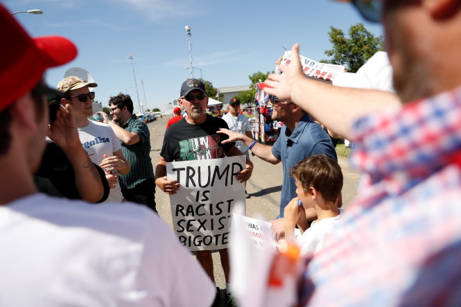 Những người ủng hộ Donald Trump tranh cãi với một người mang thông điệp chống đối tại cuộc tập hợp ở California ngày 1-6 - Ảnh: Reuters