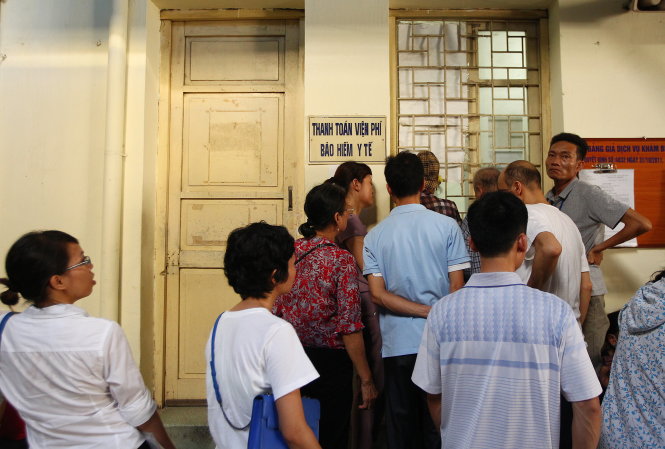 Người dân xếp hàng thanh toán viện phí bằng bảo hiểm y tế tại Bệnh viện K (Hà Nội) - Ảnh: Nguyễn Khánh