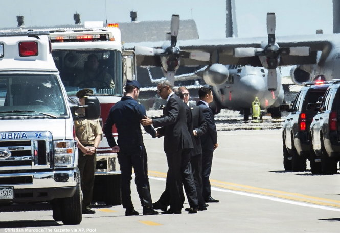 Ông Obama thăm hỏi phi công sau vụ tai nạn - Ảnh: Twitter/ABC