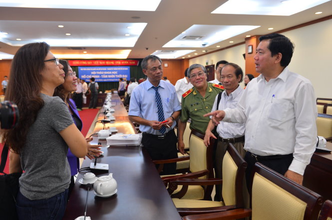 Bí thư Thành ủy TP.HCM Đinh La Thăng (bìa phải) trò chuyện với các đại biểu tại hội thảo khoa học