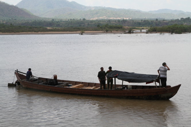Thuyền chở gỗ trái phép bị công an đưa về huyện Krông Pa điều tra làm rõ vụ việc  - Ảnh: B.Dũng