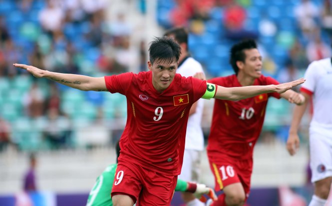 Công Vinh tỏa sáng với hai bàn thắng vào lưới Hong Kong - Ảnh: N.K.