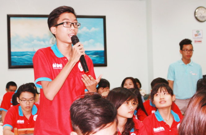 Bạn Đặng Ngọc Bách, học sinh lớp 10 Trường THPT Ngô Quyền, Q.7, TP.HCM đặt câu hỏi tại chương trình - Ảnh: KIM LIÊN.