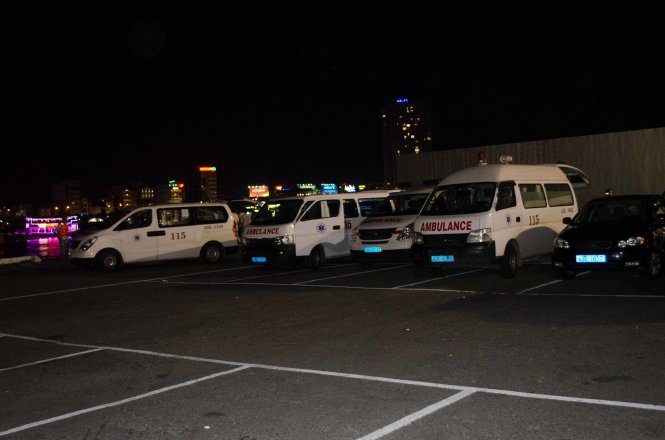 4 xe cấp cứu được điều đến trước khách sạn Novotel chờ cấp cứu nạn nhân - Ảnh: Tấn Lực