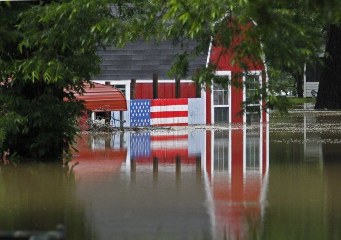 Một tòa nhà ở Horseshoe Bend ngập sâu trong nước - Ảnh: AP