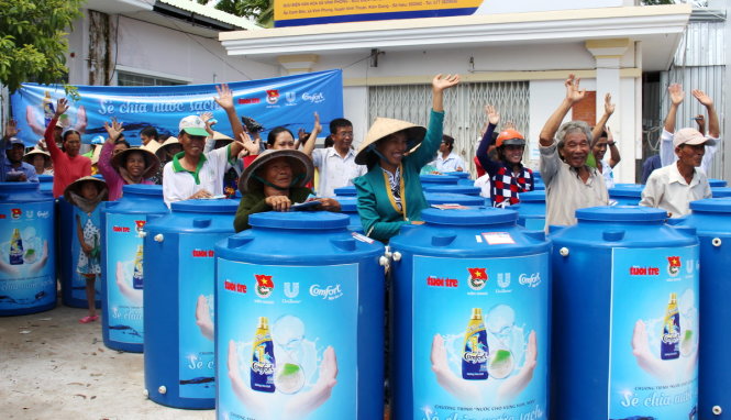 Người dân vùng hạn Vĩnh Thuận vui mừng nhận bồn nước do chương trình 