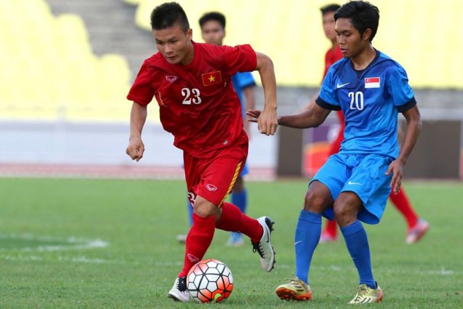 Các cầu thủ U-21 VN và Singapore đã tạo ra cuộc rượt đuổi tỉ số hấp dẫn. Ảnh: Nations Cup