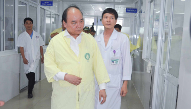 Thủ tướng Nguyễn Xuân Phúc trực tiếp vào viện thăm hỏi các nạn nhân - Ảnh: TẤN LỰC
