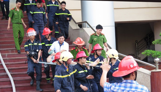 Sau gần 2 tiếng đồng hồ khống chế được ngọn lửa, lực lượng chức năng mới phát hiện ra ông Hùng bị ngất trong khu nhà vệ sinh khi đang dùng thùng nước để dập lửa - Ảnh: MP