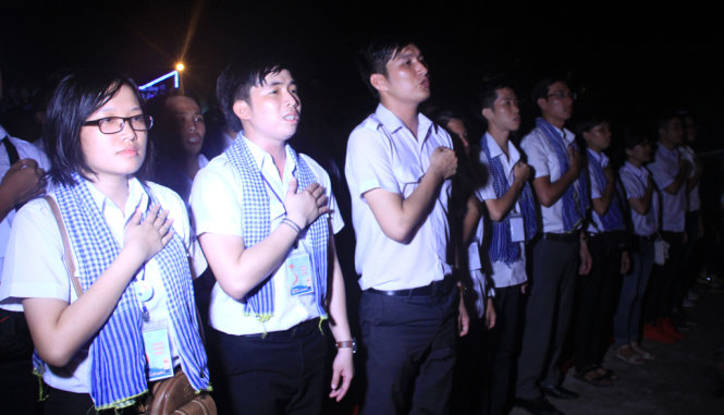 Các sinh viên Tp Hồ Chí Minh tự hào hòa theo nhịp điệu bài hát - Ảnh: ĐỨC HIẾU