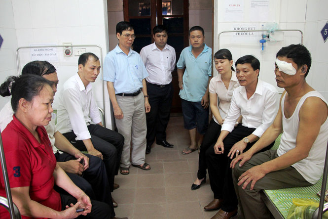 Lãnh đạo UBND phường Hưng Bình thăm hỏi, động viên ông Tâm điều trị tại bệnh viện chiều 6-6 - Ảnh: Doãn Hòa